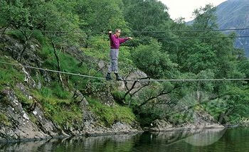 Menyebrangi sungai dengan tali sangat berbahaya, lebih enak kalau ada jembatan bagus